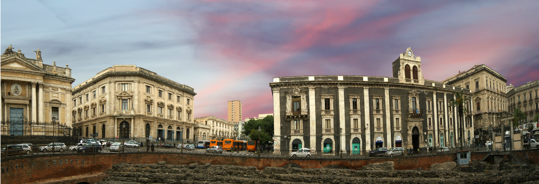 Gebäude im Sonnenuntergang von Catania.